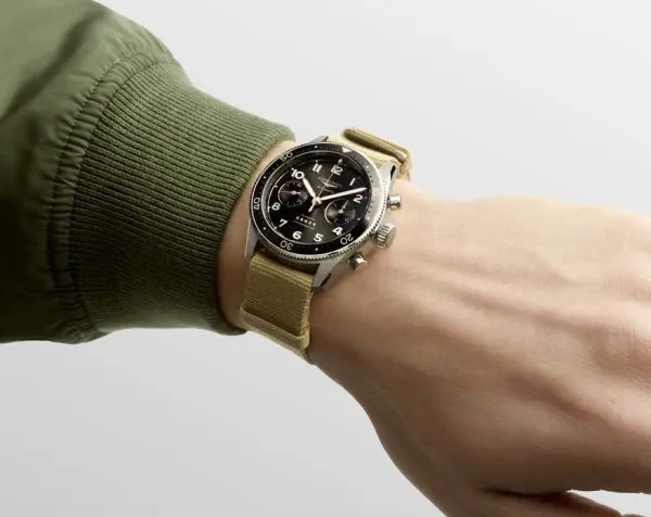 A beige NATO strap with buckle is also an option for those who want a vintage feel